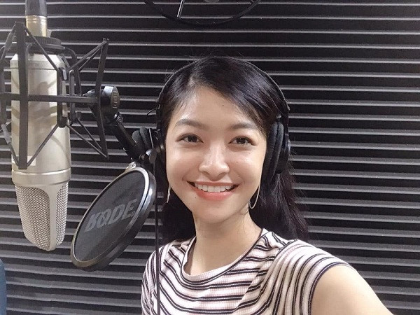 Thay vì những bộ cánh xẻ sâu hun hút, cô nàng 10X thân thiện với áo phông.