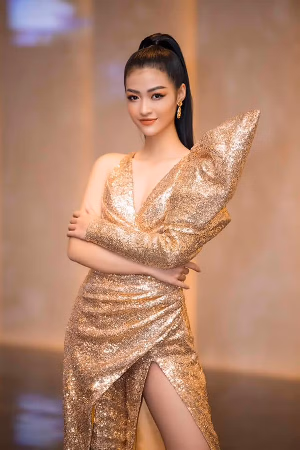 Dấn thân showbiz khi còn là sinh viên song không vì thế Kiều Loan mờ nhạt so với các mỹ nhân khác. Xuất hiện tại các sự kiện, cô luôn chọn cho mình những bộ cánh sexy, có những chi tiết cut out giúp khoe trọn thân hình chuẩn chỉnh.