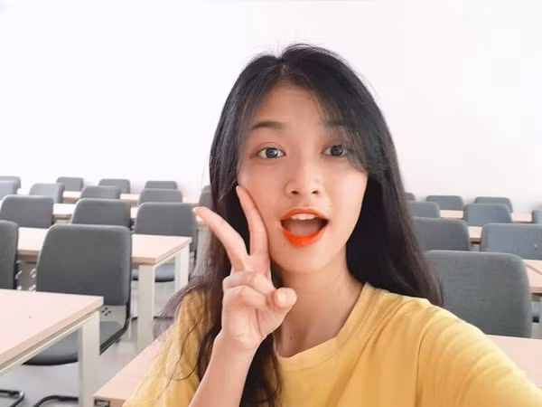 Áo phông, quần jean được Kiều Loan chọn mặc khi đi làm từ thiện cũng như các hoạt động trong cuộc sống hàng ngày. Ảnh: FBNV, Internet.