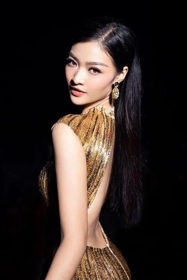 Theo đuổi hình ảnh sexy, những chiếc đầm khoe lưng trần thường xuyên được Á hậu sinh năm 2000 ưu ái.