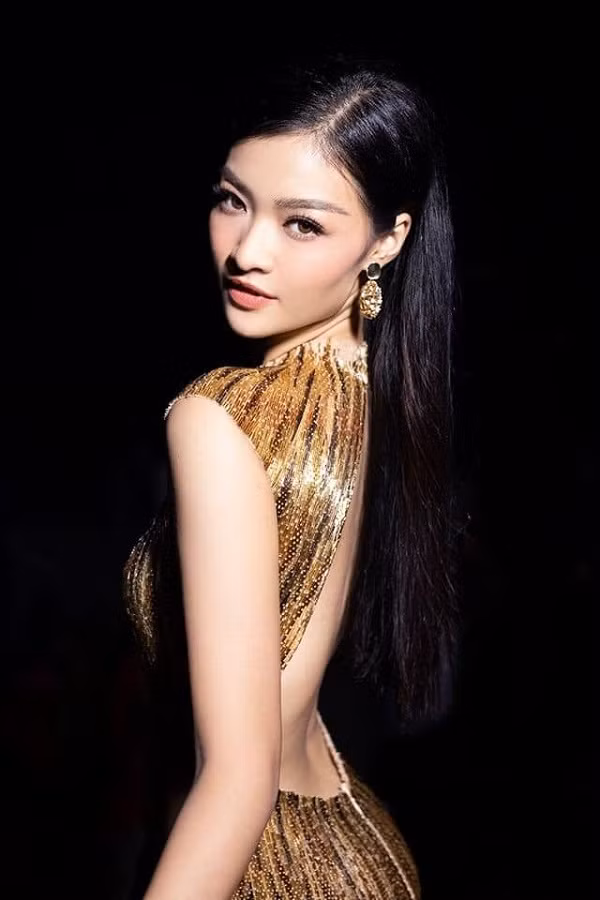 Theo đuổi hình ảnh sexy, những chiếc đầm khoe lưng trần thường xuyên được Á hậu sinh năm 2000 ưu ái.