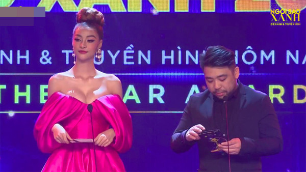 Tuy nhiên, chi tiết ép chặt, đẩy cao vòng một tôn vẻ sexy lại khiến Á hậu hở bạo trên sóng truyền hình, được cho là không phù hợp.