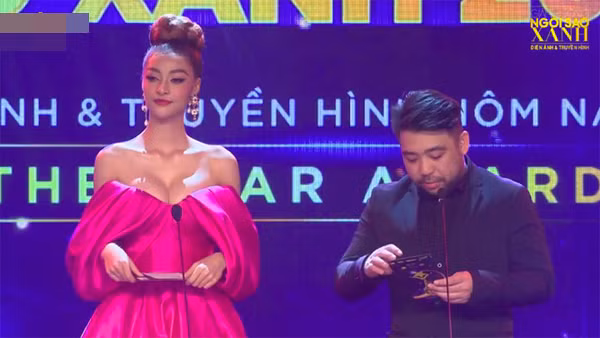 Tuy nhiên, chi tiết ép chặt, đẩy cao vòng một tôn vẻ sexy lại khiến Á hậu hở bạo trên sóng truyền hình, được cho là không phù hợp.