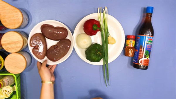 Có nhiều cách chế biến song cật heo xào ớt dễ làm, đưa cơm rất thích hợp thưởng thức những ngày lạnh. Trước khi tiến hành, chuẩn bị sẵn 2 quả cật tươi, nửa quả ớt chuông đỏ, nửa quả ớt chuông xanh, hành lá, tỏi tép, gừng, muối, nước tương, rượu trắng, đường, ngũ vị hương.