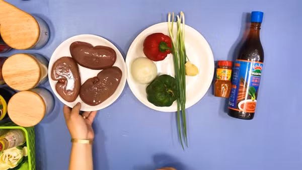 Có nhiều cách chế biến song cật heo xào ớt dễ làm, đưa cơm rất thích hợp thưởng thức những ngày lạnh. Trước khi tiến hành, chuẩn bị sẵn 2 quả cật tươi, nửa quả ớt chuông đỏ, nửa quả ớt chuông xanh, hành lá, tỏi tép, gừng, muối, nước tương, rượu trắng, đường, ngũ vị hương.