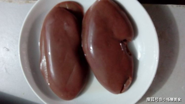 Lưu ý, nên chọn những quả cật có màu sậm, không có vết lốm đốm màu vàng, trắng. Khi cầm chắc tay, không có mùi lạ hay mềm nhũn.