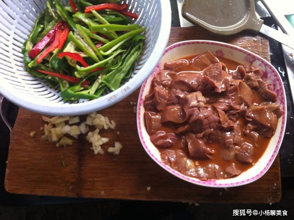 Bước 2, ướp cật với nước tương, muối, bột ngũ vị hương và đường.