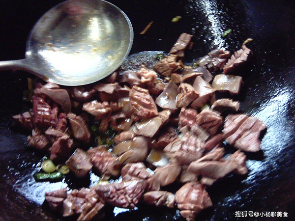 Bước 4, đun nóng mỡ, phi tỏi, gừng dậy mùi thơm rồi cho cật vào đảo đều rồi cho vào đĩa, để sang 1 bên.