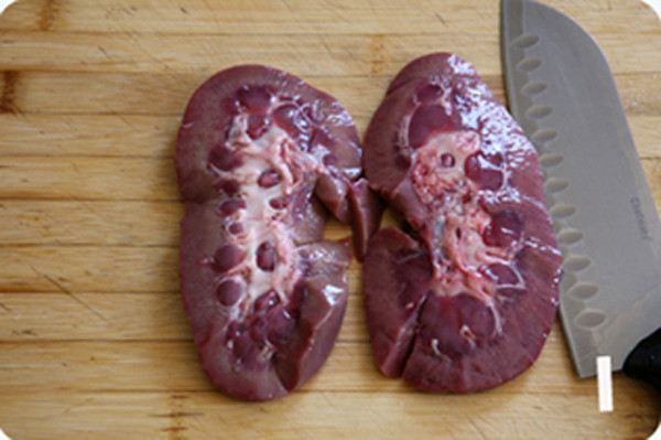 Khi mua, nhớ nhờ người bán loại bỏ hết lớp màng trắng. Nguyên nhân bởi, cật heo thường có mùi hôi nồng, tanh. Nếu không loại bỏ lớp màng này thì khó có thể ăn được.