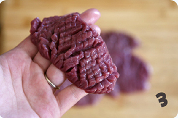 Bước 1, sơ chế cật. Sau khi loại bỏ lớp màng, tiến hành thái miếng nhỏ 1,5cm, dày 0,3cm. Phía ngoài khía ô chéo. Chị em nên cho cật vào ngâm với rượu trắng chừng 10-15 phút. Tiếp đó, dùng tay bóp nhiều lần với rượu để loại bỏ mùi tanh. Cách này cũng giúp rượu thẩm thấu vào từng thớ thịt để món ăn đậm đà hơn.