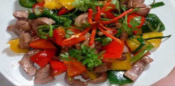 Cật heo hay còn gọi là thận heo. Theo Đông y, cật có vị mặn, tính lạnh không độc, có công hiệu bổ thận, ích tinh, tráng dương, chữa thận hư, trị suy yếu tình dục, di mộng tinh...