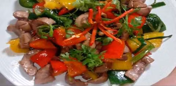 Cật heo hay còn gọi là thận heo. Theo Đông y, cật có vị mặn, tính lạnh không độc, có công hiệu bổ thận, ích tinh, tráng dương, chữa thận hư, trị suy yếu tình dục, di mộng tinh...