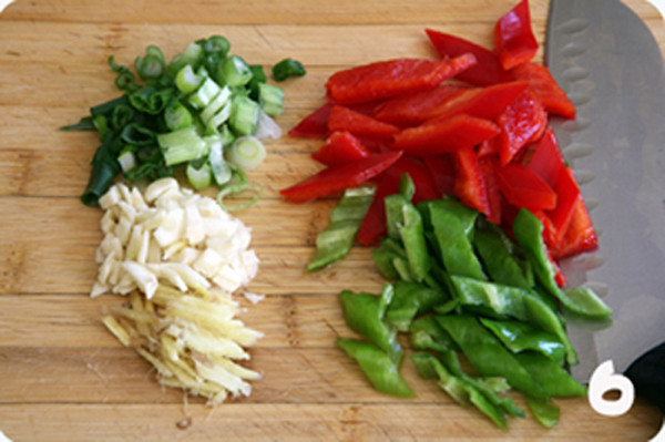 Bước 3, rửa sạch, xắt ớt chuông thành lát. Gừng, tỏi, hành lá cắt theo miếng vừa ăn.