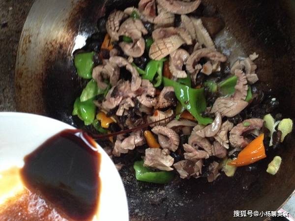 Bước 5, cho ớt chuông, hành lá vào xào qua. Tiếp đó, đổ cật vào đảo cùng. Nêm chút bột ngọt, nước tương đen vừa ăn, trộn đều rồi bắc xuống.