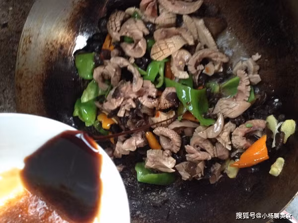 Bước 5, cho ớt chuông, hành lá vào xào qua. Tiếp đó, đổ cật vào đảo cùng. Nêm chút bột ngọt, nước tương đen vừa ăn, trộn đều rồi bắc xuống.