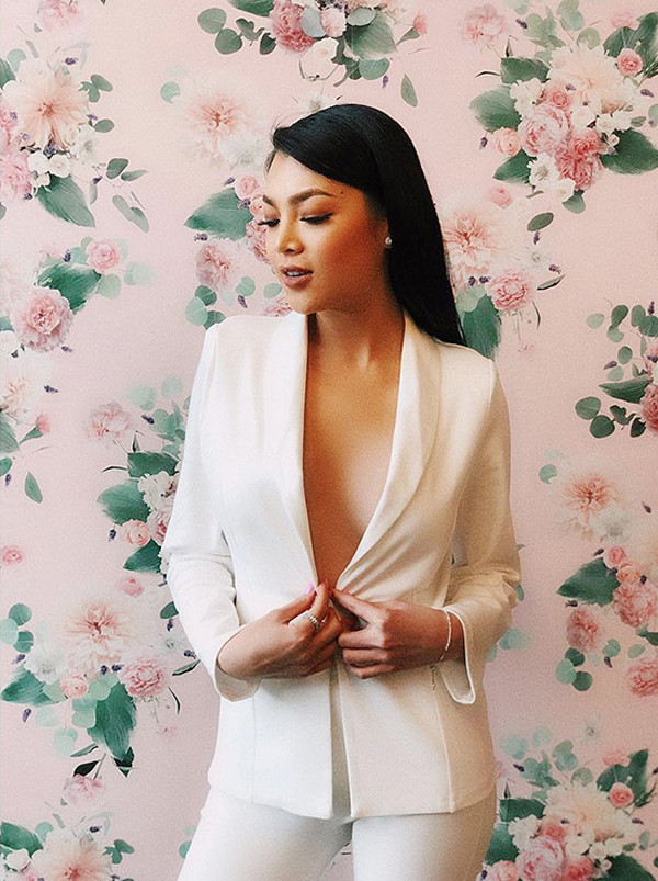 Vòng 1 căng tràn giúp mỹ nhân sinh năm 1992 diện đẹp mốt vest không nội y – thiết kế khiến không ít sao Việt mê mẩn.