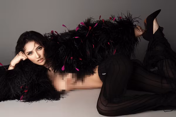 Bên cạnh những lời khen trước sắc vóc mĩ miều của bà mẹ 1 con, không ít người cho rằng bộ cánh hở hang cùng cách tạo dáng khiến hình ảnh người mẫu có phần phản cảm.