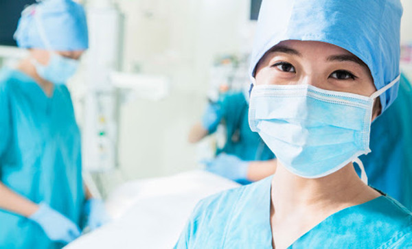 Theo chuyên gia sức khỏe, khẩu trang y tế chỉ được dùng một lần. Thời gian sử dụng bình thường không quá 8 giờ. Trong khi đó, nhân viên y tế tiếp xúc với nguồn bệnh không đeo quá 4 giờ.