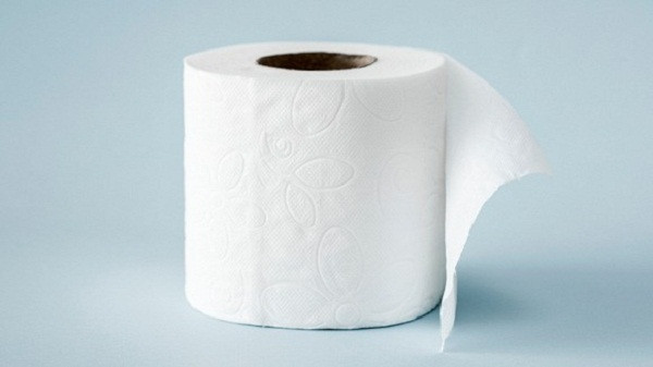 Theo tiến sĩ Posina, việc ngồi yên lau chùi là tư thế đúng nhất. Lúc này, mông bạn tách ra, giúp dễ dàng lau rửa hậu môn. Trong khi đó đứng lên sẽ khiến mông thắt lại, rất khó để đảm bảo việc làm sạch.