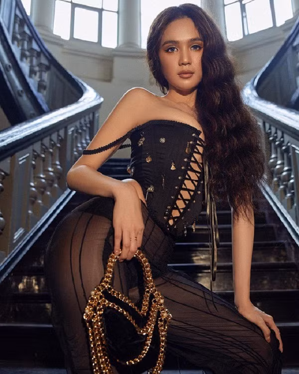 Thay vì hở toang như Hồng Quế, Ngọc Trinh chỉ điều chỉnh dây buộc để khoảng hở vừa phải.