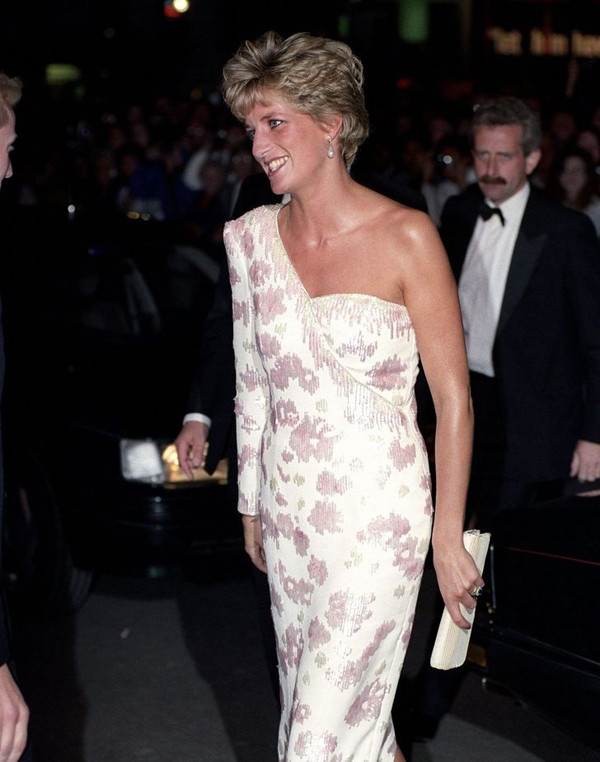 Thời trang bất đối xứng. Là thành viên hoàng gia, cách ăn mặc của Công nương Diana khá tiết chế. Tuy nhiên, điều này không đồng nghĩa với việc cô đóng khung với hình ảnh kín cổng cao tường.