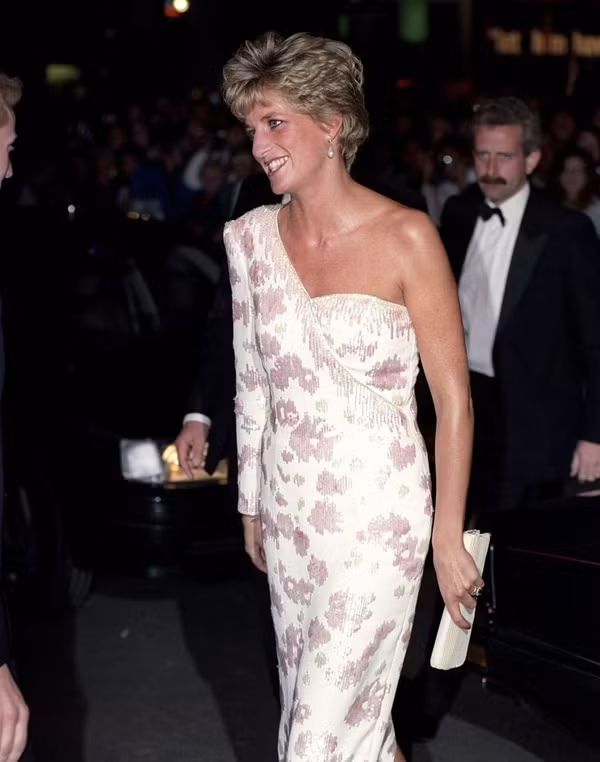 Thời trang bất đối xứng. Là thành viên hoàng gia, cách ăn mặc của Công nương Diana khá tiết chế. Tuy nhiên, điều này không đồng nghĩa với việc cô đóng khung với hình ảnh kín cổng cao tường.