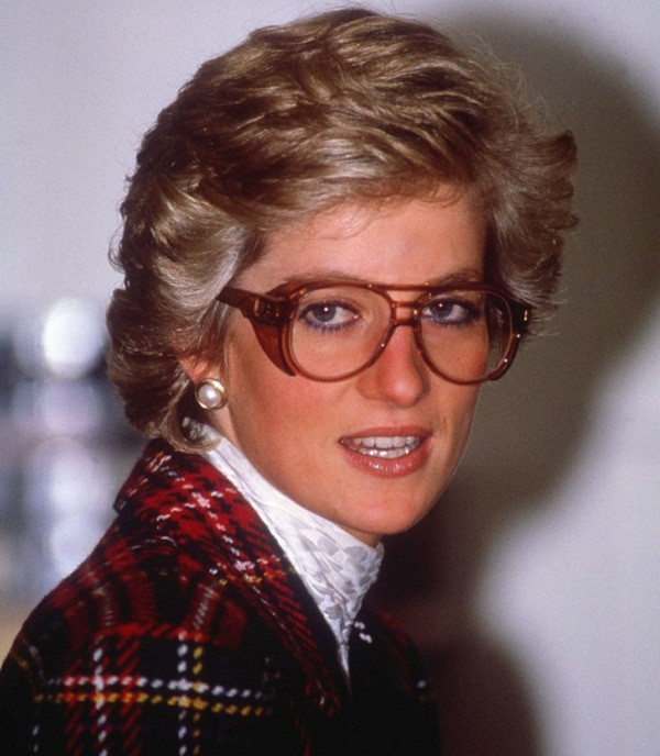 Kính thời trang. Diana ít khi đeo kính nhưng mỗi lần dùng đến phụ kiện này là cô sẽ chọn những chiếc có gọng thiết kế độc đáo. Thông thường, Công nương sẽ kết hợp kính thể thao với những bộ trang phục cổ điển.