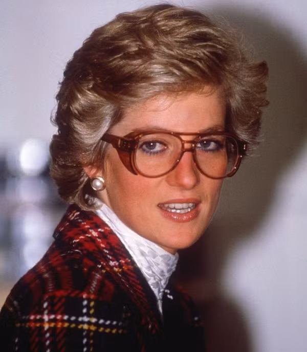 Kính thời trang. Diana ít khi đeo kính nhưng mỗi lần dùng đến phụ kiện này là cô sẽ chọn những chiếc có gọng thiết kế độc đáo. Thông thường, Công nương sẽ kết hợp kính thể thao với những bộ trang phục cổ điển.