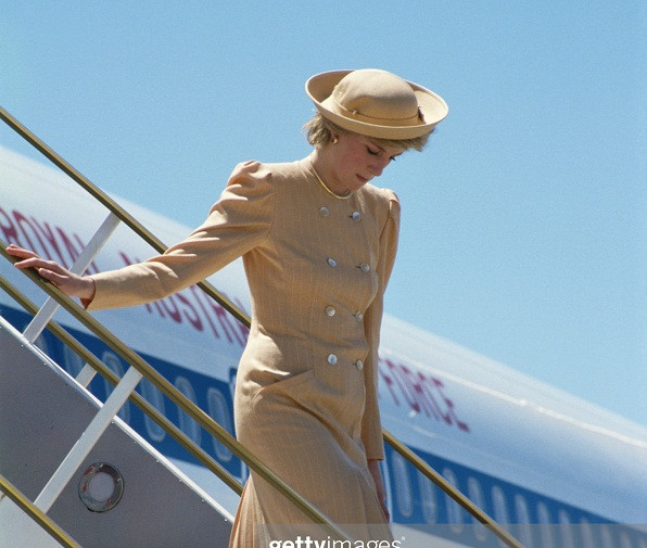 Ton sur ton. Trang phục một màu thoạt nhìn có vẻ đơn điệu nhưng một khi biết cách phối đồ lại mang đến hiệu ứng thị giác cao. Thực tế, Công nương rất “cao tay” trong việc phối tông màu đậm với phụ kiện đi kèm.