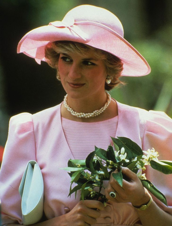 Trang phục tay bồng. Những chiếc áo tay phồng rất “được lòng” Công nương những năm 1980. Để tránh gây cảm giác bờ vai quá khổ, Diana phối với áo ngắn, váy bóng hoặc trang phục hở vai.