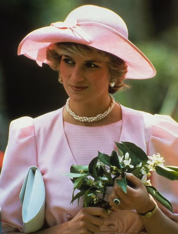 Trang phục tay bồng. Những chiếc áo tay phồng rất “được lòng” Công nương những năm 1980. Để tránh gây cảm giác bờ vai quá khổ, Diana phối với áo ngắn, váy bóng hoặc trang phục hở vai.