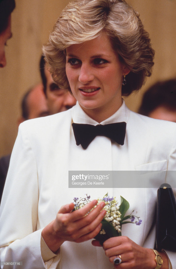 Phong cách nam tính. Là người đa phong cách, không ít lần Công nương trưng dụng phong cách nam tính để nhấn mạnh vẻ nữ tính. Thường xuyên theo dõi, người hâm mộ sẽ thấy stylist của Công nương rất hay lựa chọn chiếc nơ phối với nhiều trang phục khác nhau.