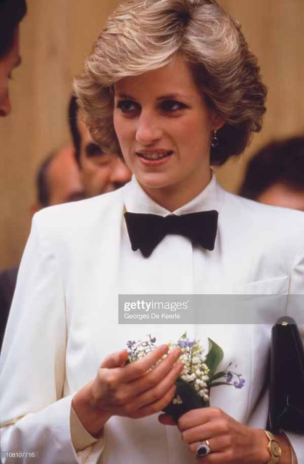 Phong cách nam tính. Là người đa phong cách, không ít lần Công nương trưng dụng phong cách nam tính để nhấn mạnh vẻ nữ tính. Thường xuyên theo dõi, người hâm mộ sẽ thấy stylist của Công nương rất hay lựa chọn chiếc nơ phối với nhiều trang phục khác nhau.