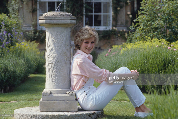 Trang phục màu pastel. Chán nam tính, “bông hồng nước Anh” lại lên đồ với gam màu tươi sáng, pastel cùng các loại vải mỏng như ren, voan, lụa. Với thiết kế này, Công nương chủ yếu áp dụng trong trang phục hàng ngày hoặc các bữa tiệc.