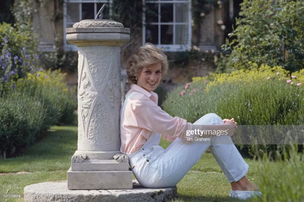 Trang phục màu pastel. Chán nam tính, “bông hồng nước Anh” lại lên đồ với gam màu tươi sáng, pastel cùng các loại vải mỏng như ren, voan, lụa. Với thiết kế này, Công nương chủ yếu áp dụng trong trang phục hàng ngày hoặc các bữa tiệc.