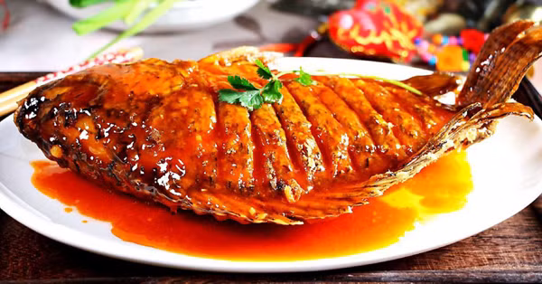 Chuyên gia sức khỏe khuyên nên thường xuyên tiêu thụ cá bởi chúng giàu đạm, ít chất béo, giàu vitamin D, thiamine, riboflavin và khoáng chất. Đặc biệt, cá – nhất là các loài cá biển còn chứa nhiều axit béo omega – 3 có khả năng thúc đẩy sự phát triển và duy trì chức năng của tế bào thần kinh, bảo vệ tim mạch, não và võng mạc.