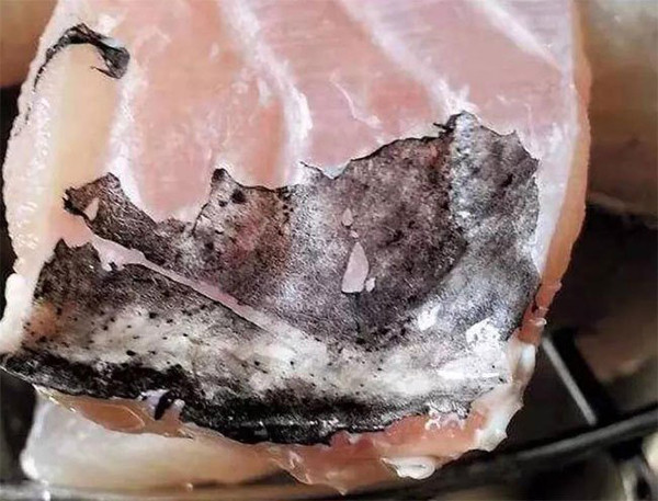 Màng đen ở bụng cá. Lớp màng đen trong bụng thực sự là lớp bên trong phúc mạc của cá, có vai trò bảo vệ các cơ quan nội tạng và bôi trơn. Lớp màng đen được đánh giá là phần tanh, chứa nhiều đất nhất trên cơ thể cá. Không phải tất cả mật cá đều chứa độc song mật những loại cá phổ biến như cá diếc, chép, trắm cỏ đều có độc.