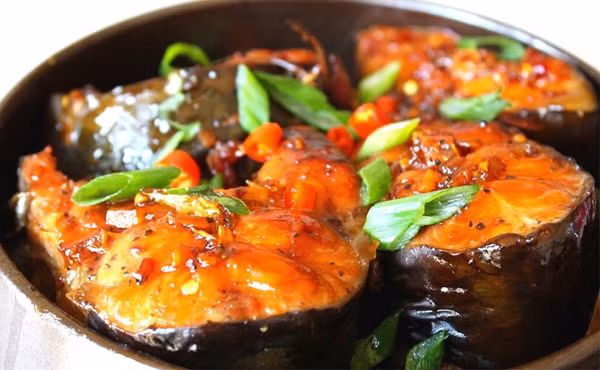 Ngoài ra, thịt cá thơm ngon, mềm nên càng được lựa chọn nhiều. Dù tốt, khi chế biến bạn cần đặc biệt chú ý loại bỏ 3 bộ phận cực độc trên cá kẻo ăn nhiều khiến tiền mất tật mang.