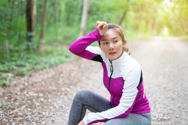 Thứ hai, nếu cảm thấy khó thở, bạn cần đề phòng các bệnh về phổi. Thường gặp nhất là bệnh phổi tắc nghẽn mãn tính – căn bệnh hình thành chủ yếu do thói quen hút thuốc.