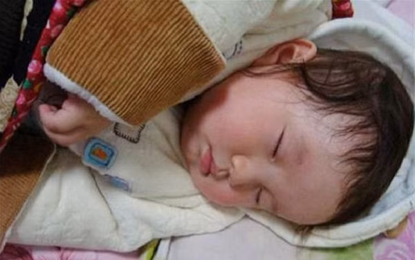 Lanh thau xuong, me tre khoc het nuoc mat vi bo do mac cho con