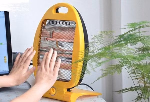 Dùng máy sưởi liên tục. Trời lạnh sâu, nhiều phụ huynh trang bị máy sưởi điện trong nhà để giúp con chống chọi với cái lạnh cả ngày lẫn đêm.