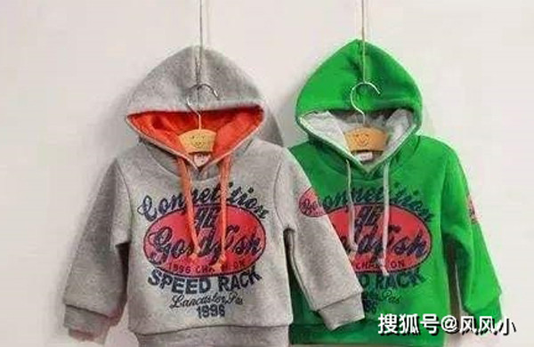 Mặc áo có dây rút phần cổ. Trời lạnh, không ít phụ huynh chọn cho con những chiếc áo có phần dây rút ở cổ. Dù vậy, nhiều chuyên gia không khuyến khích bố mẹ cho con mặc loại áo này bởi có thể gây tai nạn không mong muốn.