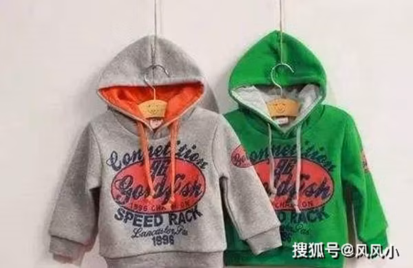 Mặc áo có dây rút phần cổ. Trời lạnh, không ít phụ huynh chọn cho con những chiếc áo có phần dây rút ở cổ. Dù vậy, nhiều chuyên gia không khuyến khích bố mẹ cho con mặc loại áo này bởi có thể gây tai nạn không mong muốn.