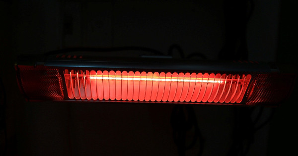 Điều này thật sự không tốt cho trẻ nhỏ cũng như người lớn. Bật đèn sưởi liên tục có thể gây khô da, mất nước. Đặc biệt, có thể dẫn đến sốc nhiệt khi từ trong nhà bước ra ngoài.