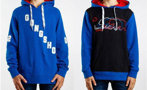 Không ít trường hợp ngạt thở, tử vong từng được ghi nhận do sợi dây rút ở cổ mắc vào cầu trượt, cửa xa hoặc bị người khác rút mạnh. Để an toàn, tốt nhất phụ huynh không nên cho trẻ từ 2-7 tuổi mặc loại thiết kế này. Ảnh: Internet.