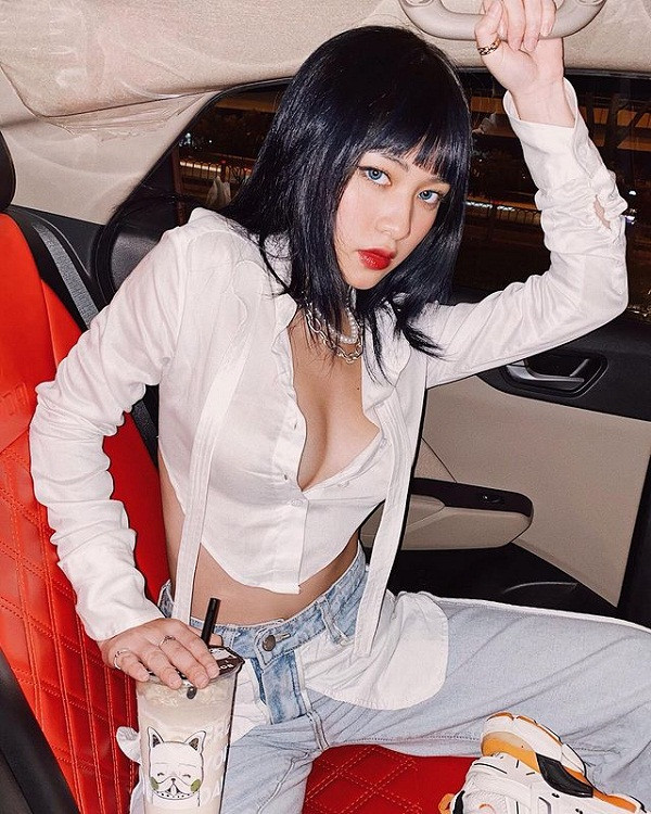 Đây là xu hướng thời trang sideboob gồm những thiết kế để lộ phần dọc cạnh bầu ngực, cho phép khoe khéo vòng 1 căng tràn, hấp dẫn.