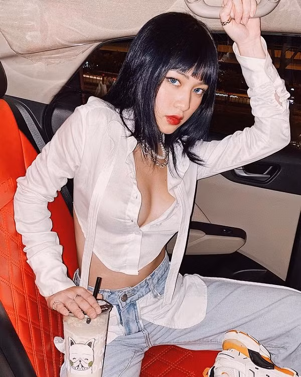 Đây là xu hướng thời trang sideboob gồm những thiết kế để lộ phần dọc cạnh bầu ngực, cho phép khoe khéo vòng 1 căng tràn, hấp dẫn.