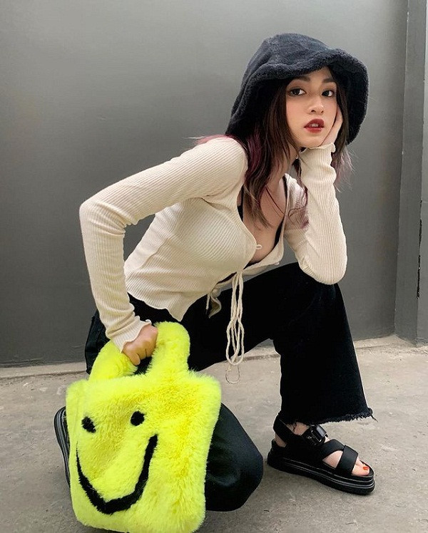 Tuy nhiên, thiết kế áo croptop buộc dây khoe ngực nếu không biết phối đồ tinh tế dễ khiến người mặc bị nhận xét khoe thân quá đà, đôi khi gây phản cảm.