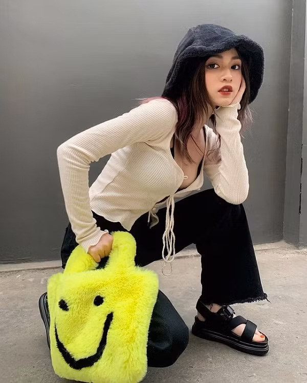 Tuy nhiên, thiết kế áo croptop buộc dây khoe ngực nếu không biết phối đồ tinh tế dễ khiến người mặc bị nhận xét khoe thân quá đà, đôi khi gây phản cảm.