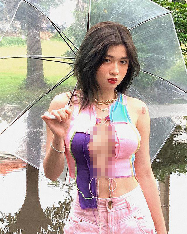 Trên trang cá nhân, ngoài những trang phục ngắn cũn hoặc chất vải mỏng tang, Bảo Ngọc còn tích cực lăng xê mốt “toang đúng chỗ hiểm”.